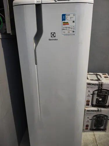 Geladeira Electrolux RE31 240L 220V - NOVA com Garantia de 90 Dias