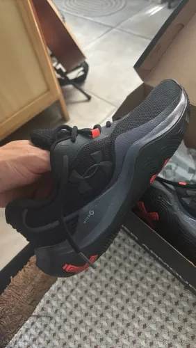 Tênis Under Armour modelo basquete 