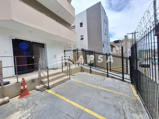 SALA COMERCIAL EM VILA LAURA. COMPOSTA POR 9 M² IDEAL PARA DEPOSITO, PEQUENO ESCRITÓRIO E 