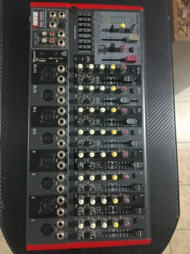 Mesa de Som Novik 1202fx 12 canais.