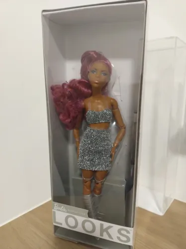 Barbie looks lacrada