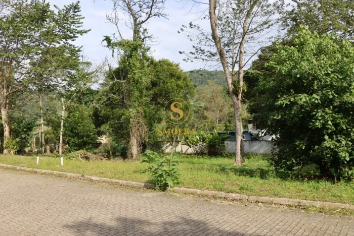 Terreno à venda em condomínio fechado no Ratones
