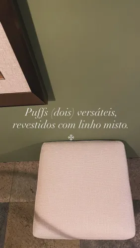 Puffs (dois) versáteis, revestidos com linho misto.