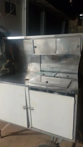 Vende-se carrinho de hot dog e churrasquinho.