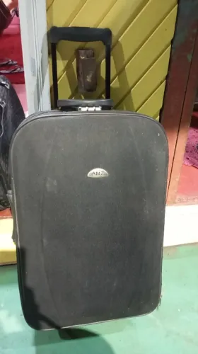 Malas boas, uma está com o suporte debaixo quebrado, mas está ótima for isso. 
