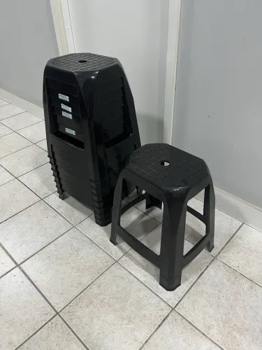 Kit 12 Banquetas De Plástico Preto Empilhável / Banco Resistente