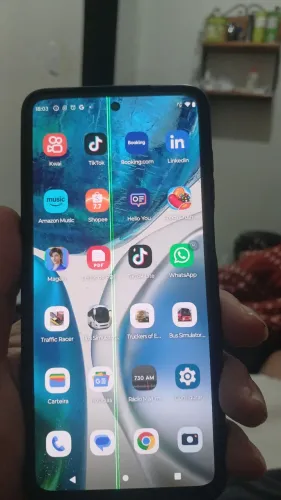 Vendo moto g52 com um est com um risco na tela mais nao interfere em nada