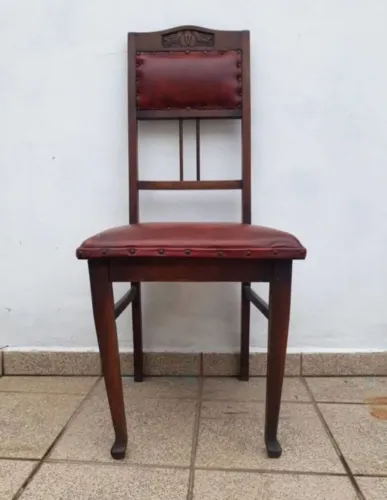 Antiga cadeira madeira e couro