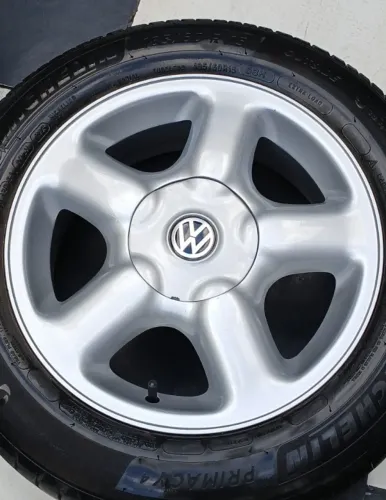 GTI aro 15 originais c/ pneus Michelin 185/60