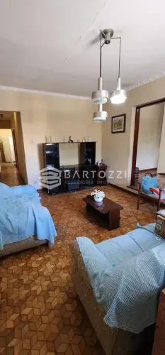 2 CASA NO MESMO QUINTAL, 1 DELAS COM 3 DORM - SCS