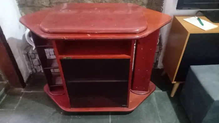 Rack antigo giratório porta de vidro e rodinhas. Marcas de uso