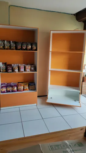 Estante modular com maleiro