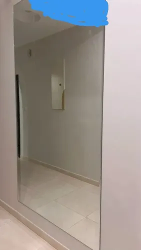 Um espelho bonito e elegante único defeito só tá quebrado nessas partes que tá pintada..