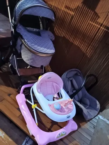 Vendo carrinho de bebê com bebê conforto+ andador em ótimo estado 