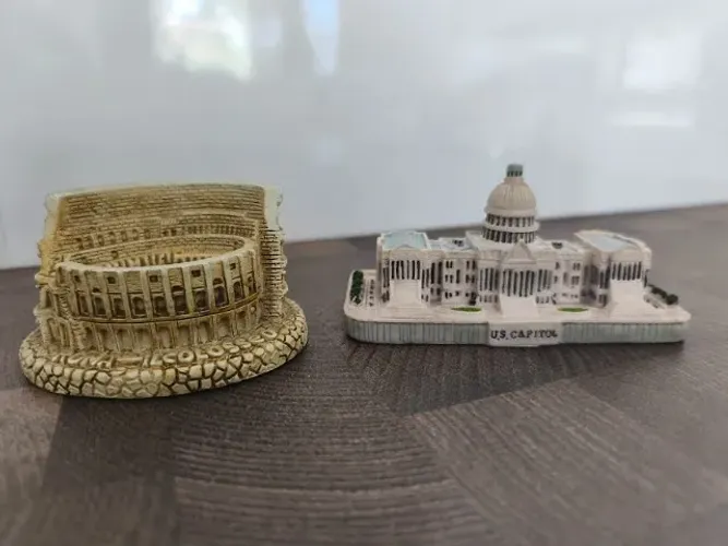 Kit 2 Miniaturas em Resina Coliseu Roma e Casa Branca Estados Unidos