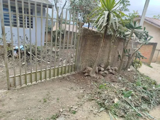 Terreno 14x20 com casa grande em Colombo 3 quartos 2 banheiros