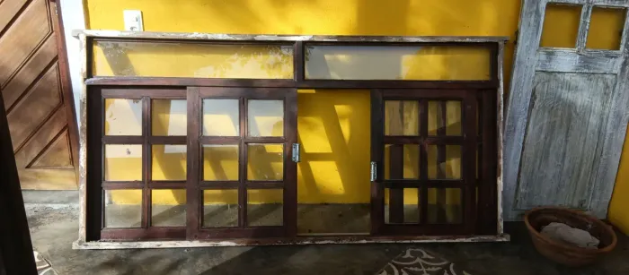 Janelas e portas de madeira