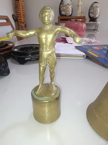 Escultura de bronze maciço, antiga, mede 19 cm e pesa 1,3 kg