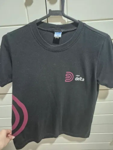 Camisas colégio Delta Anápolis. Brancas tamanho 10. Pretas tamanho 12
