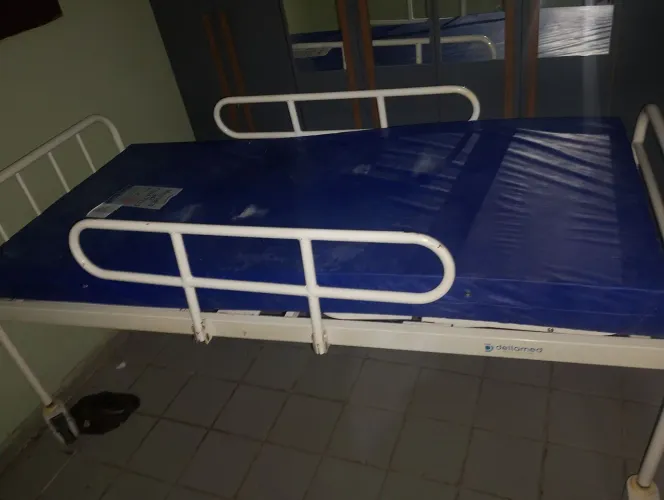 Cama hospitalar, manual + 1 colchão peneumologico