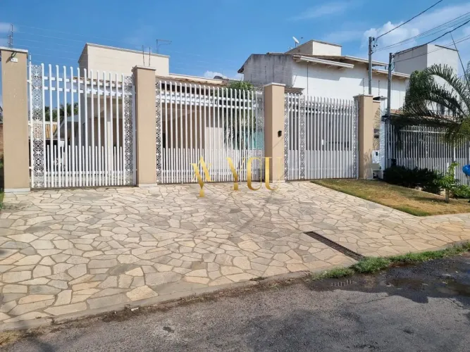 Casa à venda com churrasqueira, hidromassagem e quintal gramado. Praça da Bíblia