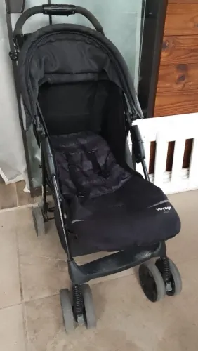Carrinho de bebê.