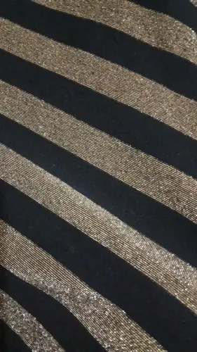 Blusa preta com brilho dourado XL