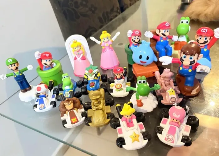 Lote com vários brinquedos do Mario Bros 