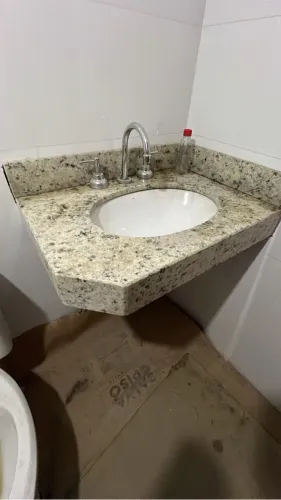 Pia de granito com bojo embutido e torneira