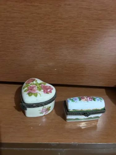 Duas caixinhas antigas de porcelana