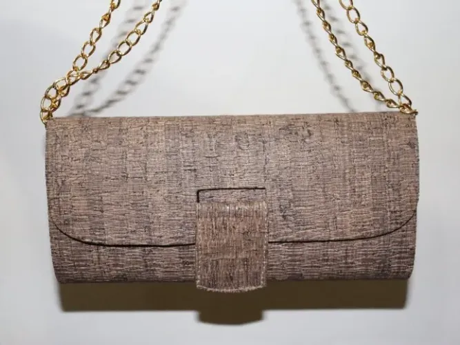 Bolsa de ombro marrom com alça de corrente