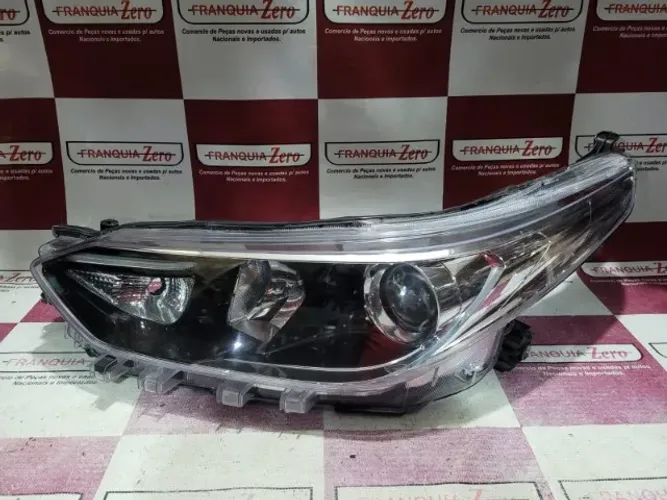 Farol lado esquerdo Yaris com projetor