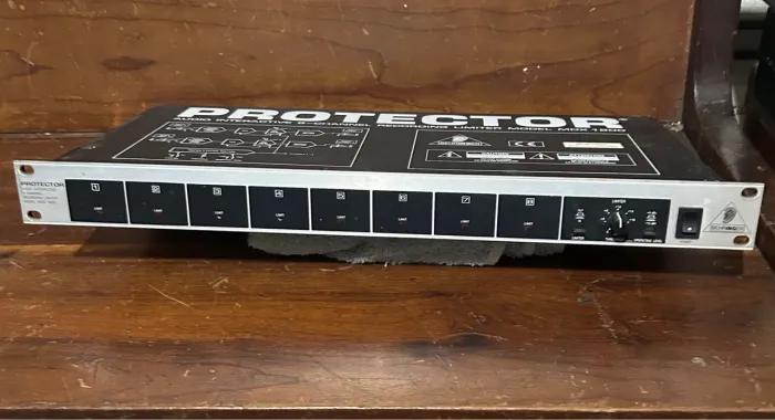Limitador de áudio Behringer MX1800 8 canais