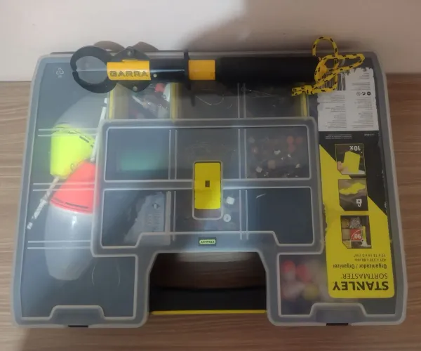 Maleta de Pesca Stanley com Alicate Garra e Acessórios 