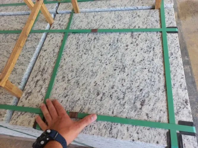 Piso de Granito Granito Branco Dallas Polido ou Levigado