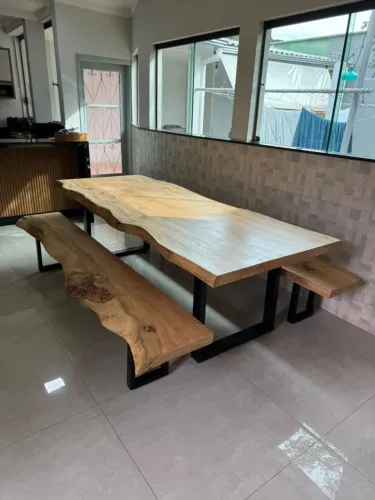 MESA DE MADEIRA DE PEQUIÁ MACIÇA  COM DOIS BANCOS 