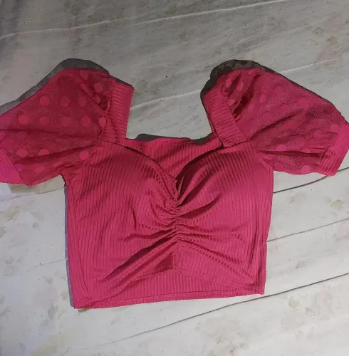 Blusa Cropped feminina rosa com mangas bufantes