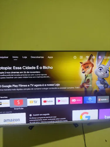 Smart tv Philco 40 polegadas, com suporte de parede.