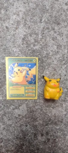 Boneco + Cartinha do Pikachu