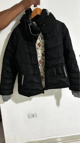 Jaqueta preta acolchoada Calvin Klein
