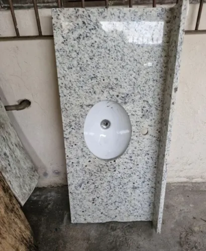 uma pia granito 1,50*0,50mt ....há mais modelos e tamanhos zap *