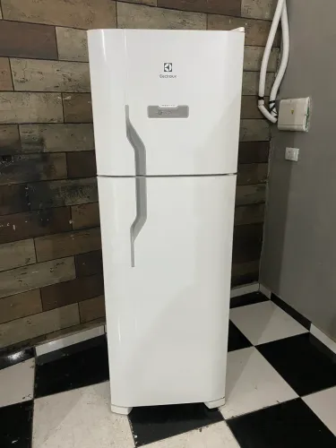 Vendo linda geladeira Electrolux frost free 127 volts 371 litros original 