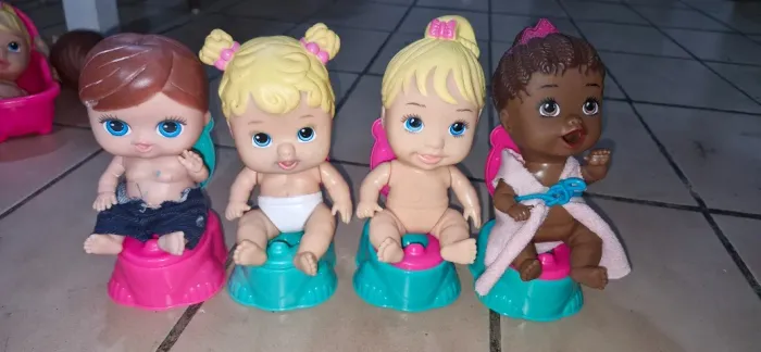 Bonecas little dolls com acessorios 