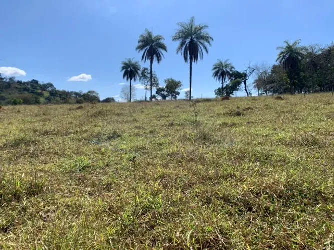 Chácara de 15.000 m² com rio de águas cristalinas, terreno fértil. Jaboticatubas.