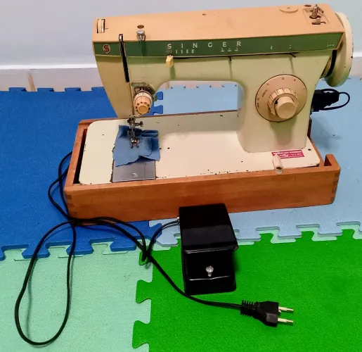 Máquina de Costura Singer 242