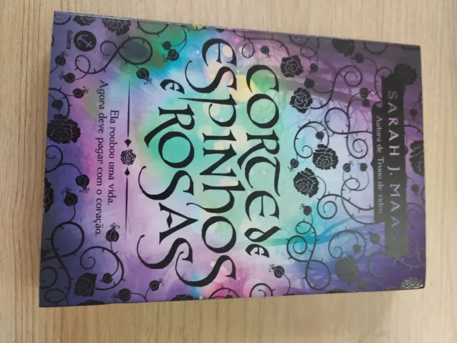 Corte de Espinhos e Rosas - Sarah J. Maas - excelente Novo 