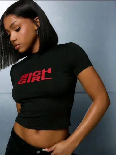 CAMISETA FEMININA RICH GIRL - PRETA COM ESTAMPA VERMELHA