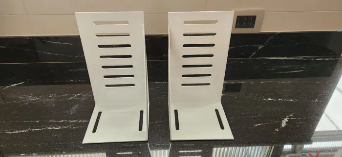 Suportes para prateleira em metal branco