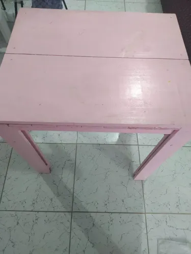 Mesa reforçada na cor rosa