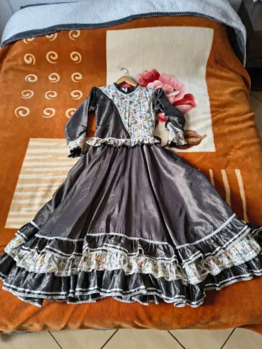 Vestido de prenda com saia de armação